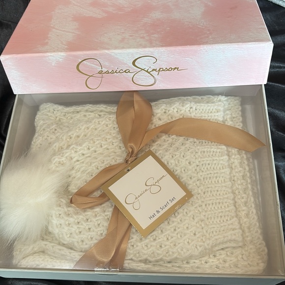 Jessica Simpson hat and scarf set white new in gift box - Picture 2 of 4